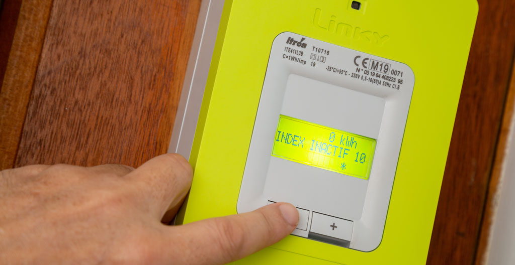 Propriétaire consultant l'application de suivi de production solaire sur smartphone avec compteur Linky